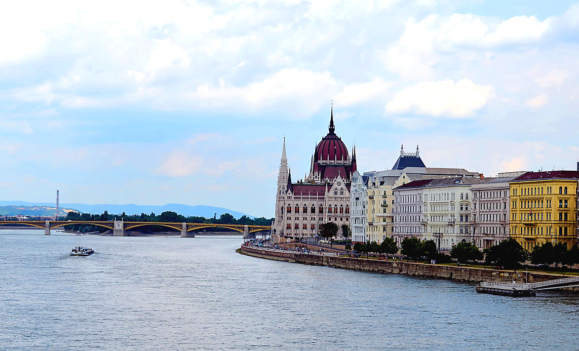 Вид на Парламент Будапешта с моста Сечени