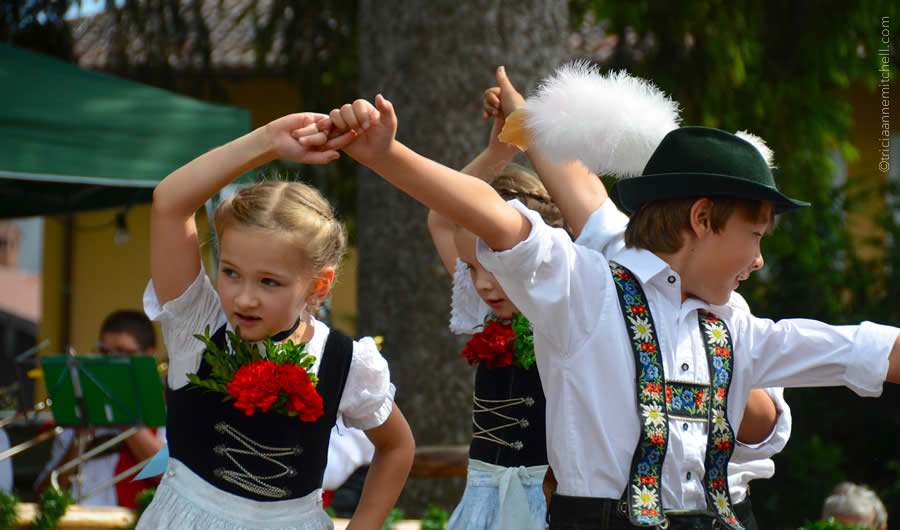 Сувениры из Австрии - национальные костюмы
