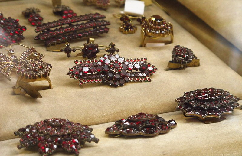 Любимые сувениры из Праги - украшения с гранатом