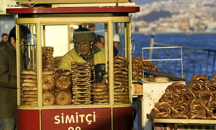 Чем перекусить в Стамбуле: бублик симит