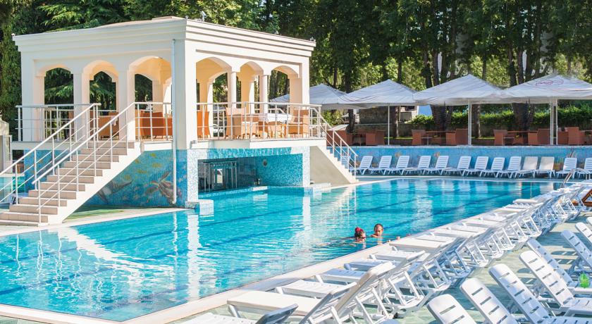 Отели Крыма - бассейн в «Park-Hotel Porto Mare» в Алуште