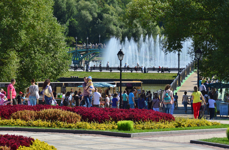 Фонтаны царицынского парка летом, Москва, Россия