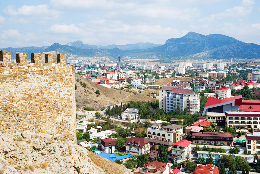 Вид из крепости на город Судак, Крым