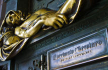 Скульптура Everard 't Serclaes на Гранд-Плас в Брюсселе