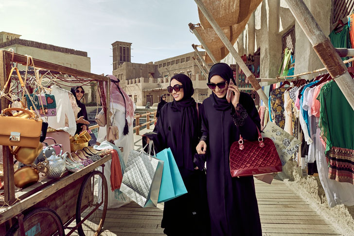 Женщины в старом городе Дубая