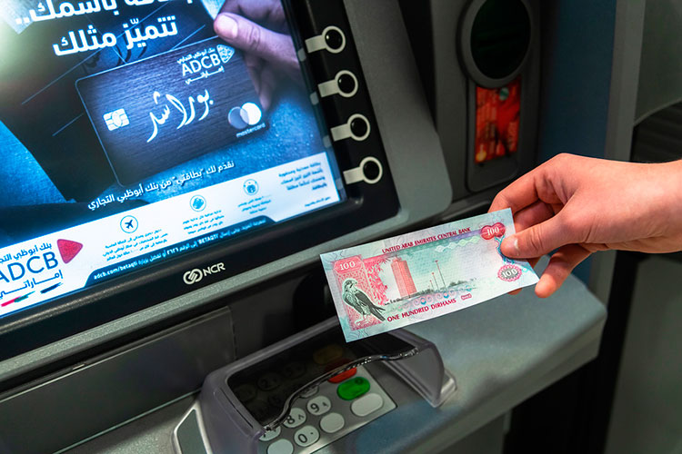 Где менять деньги в ОАЭ: снятие в банкомате