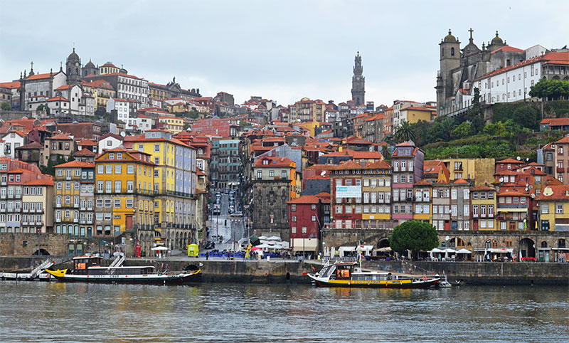 Вид на набережную Рибейры (Порту, Португалия)