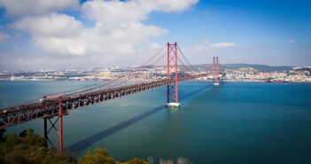 Мост 25 Апреля в Лиссабоне