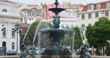 Площади Лиссабона: фонтан на Россиу