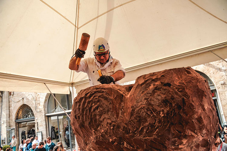 Шоколадные скульптуры на фестивале в Перудже