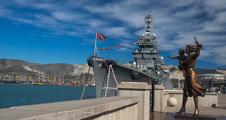 Скульптура-памятник "Жене моряка", Новороссийск