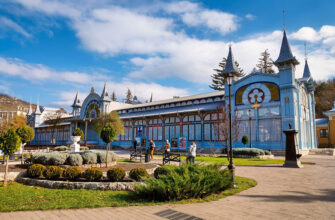 Лермонтовская галерея в Пятигорске (октябрь)